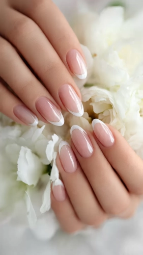 İzmir düğün fotoğrafçısı çekiminde gelin tırnak modelleri çiçeğini tutan gelinin zarif wedding nails ve pırlanta yüzük detayı.