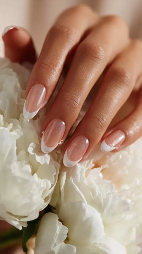 İzmir düğün fotoğrafçısı çekiminde gelin tırnak modelleri çiçeğini tutan gelinin zarif wedding nails ve pırlanta yüzük detayı.