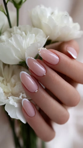 İzmir düğün fotoğrafçısı çekiminde gelin tırnak modelleri çiçeğini tutan gelinin zarif wedding nails ve pırlanta yüzük detayı.