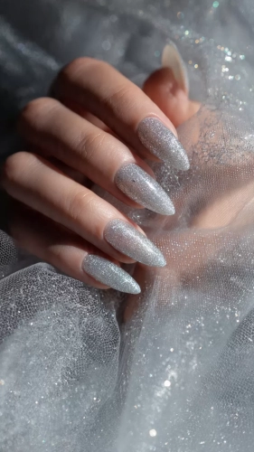 İzmir düğün fotoğrafçısı çekiminde gelin tırnak modelleri çiçeğini tutan gelinin zarif wedding nails ve pırlanta yüzük detayı.