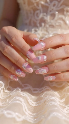 İzmir düğün fotoğrafçısı çekiminde gelin tırnak modelleri çiçeğini tutan gelinin zarif wedding nails ve pırlanta yüzük detayı.