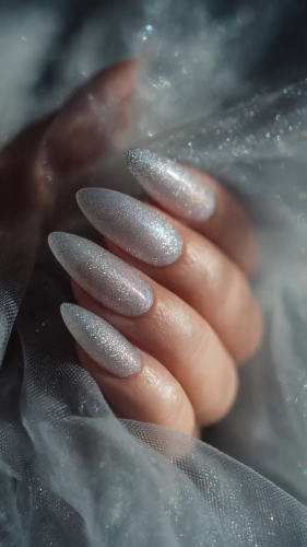 İzmir düğün fotoğrafçısı çekiminde gelin tırnak modelleri çiçeğini tutan gelinin zarif wedding nails ve pırlanta yüzük detayı.