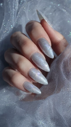İzmir düğün fotoğrafçısı çekiminde gelin tırnak modelleri çiçeğini tutan gelinin zarif wedding nails ve pırlanta yüzük detayı.