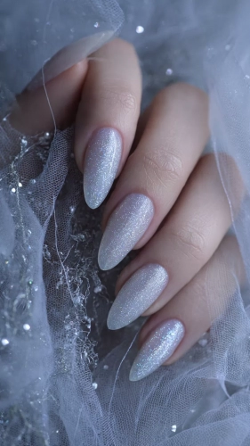 İzmir düğün fotoğrafçısı çekiminde gelin tırnak modelleri çiçeğini tutan gelinin zarif wedding nails ve pırlanta yüzük detayı.