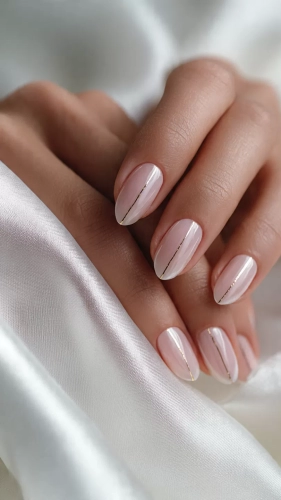 İzmir düğün fotoğrafçısı çekiminde gelin tırnak modelleri çiçeğini tutan gelinin zarif wedding nails ve pırlanta yüzük detayı.