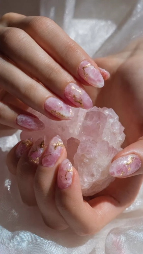 İzmir düğün fotoğrafçısı çekiminde gelin tırnak modelleri çiçeğini tutan gelinin zarif wedding nails ve pırlanta yüzük detayı.