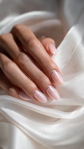 İzmir düğün fotoğrafçısı çekiminde gelin tırnak modelleri çiçeğini tutan gelinin zarif wedding nails ve pırlanta yüzük detayı.