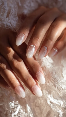 İzmir düğün fotoğrafçısı çekiminde gelin tırnak modelleri çiçeğini tutan gelinin zarif wedding nails ve pırlanta yüzük detayı.