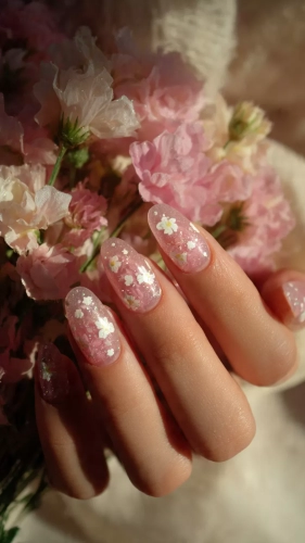 İzmir düğün fotoğrafçısı çekiminde gelin tırnak modelleri çiçeğini tutan gelinin zarif wedding nails ve pırlanta yüzük detayı.