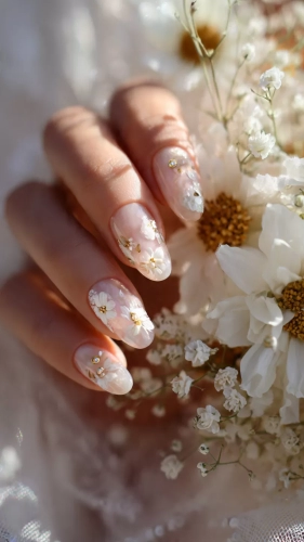 İzmir düğün fotoğrafçısı çekiminde gelin tırnak modelleri çiçeğini tutan gelinin zarif wedding nails ve pırlanta yüzük detayı.