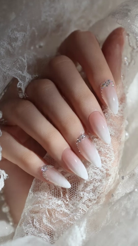 İzmir düğün fotoğrafçısı çekiminde gelin tırnak modelleri çiçeğini tutan gelinin zarif wedding nails ve pırlanta yüzük detayı.