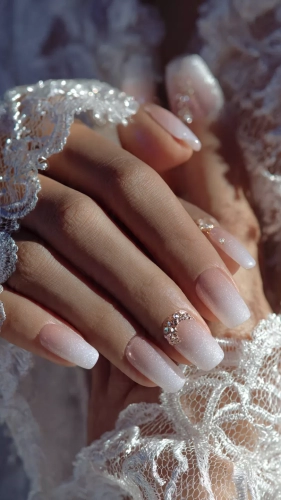 İzmir düğün fotoğrafçısı çekiminde gelin tırnak modelleri çiçeğini tutan gelinin zarif wedding nails ve pırlanta yüzük detayı.