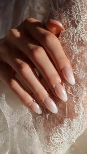 İzmir düğün fotoğrafçısı çekiminde gelin tırnak modelleri çiçeğini tutan gelinin zarif wedding nails ve pırlanta yüzük detayı.