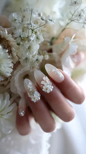İzmir düğün fotoğrafçısı çekiminde gelin tırnak modelleri çiçeğini tutan gelinin zarif wedding nails ve pırlanta yüzük detayı.
