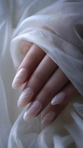 İzmir düğün fotoğrafçısı çekiminde gelin tırnak modelleri çiçeğini tutan gelinin zarif wedding nails ve pırlanta yüzük detayı.