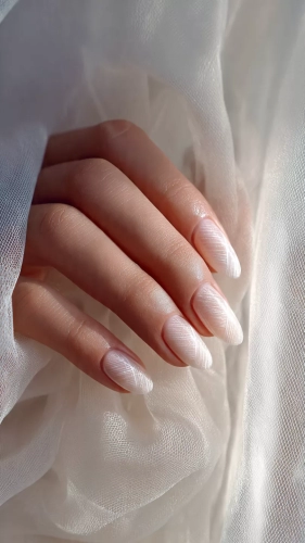 İzmir düğün fotoğrafçısı çekiminde gelin tırnak modelleri çiçeğini tutan gelinin zarif wedding nails ve pırlanta yüzük detayı.