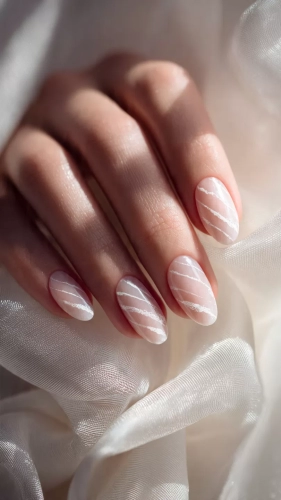 İzmir düğün fotoğrafçısı çekiminde gelin tırnak modelleri çiçeğini tutan gelinin zarif wedding nails ve pırlanta yüzük detayı.